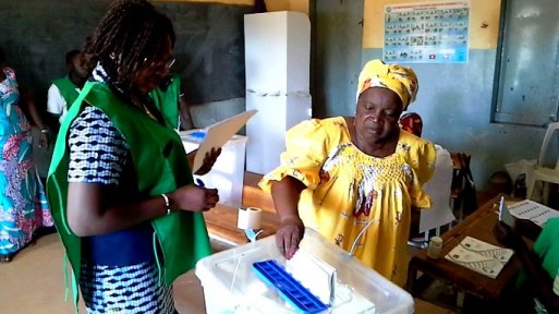 <multi>[fr]Monitoring des élections au Burkina Faso: participation des femmes et des jeunes_HCDH et coalition des femmes (CBDH)_29 Novembre 2015_Crédits photos : i.PLUS[en]Elections in Burkina Faso: Monitoring of women and youth participation_OHCHR-WARO and women coalition (CBDH)_29 November 2015_ Copyright : i.PLUS</multi>